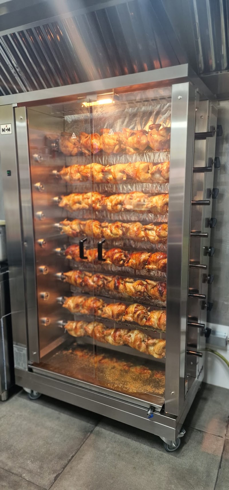 Asador de pollos ¡ A LA ORDEN !